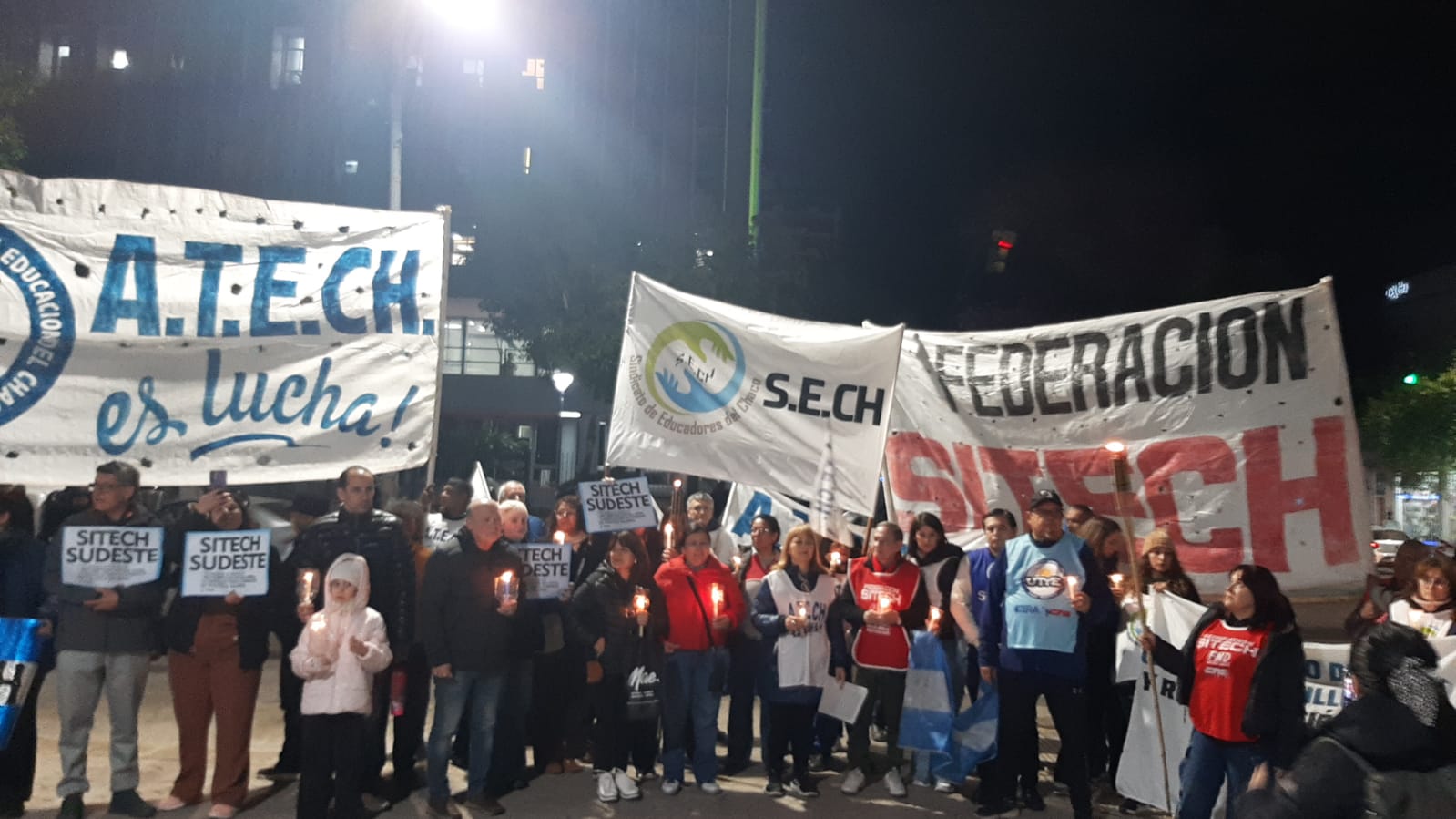 Con una marcha de antorchas los docentes chaqueños piden se restituya la cláusula gatillo