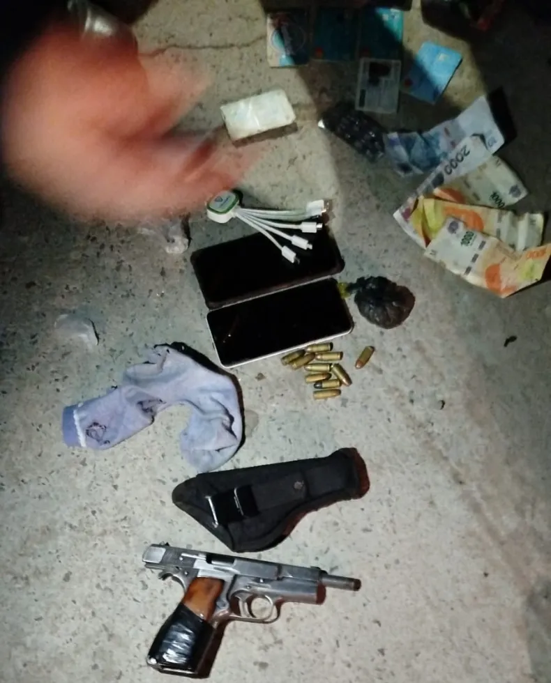 Detuvieron a dos hombres con droga y armas cerca del aeropuerto: viajaban con una menor