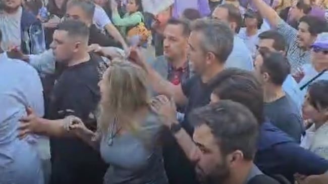 Escándalo en la caminata de La Libertad Avanza en Corrientes: intentaron agredir a Karina Milei y Martín Menem