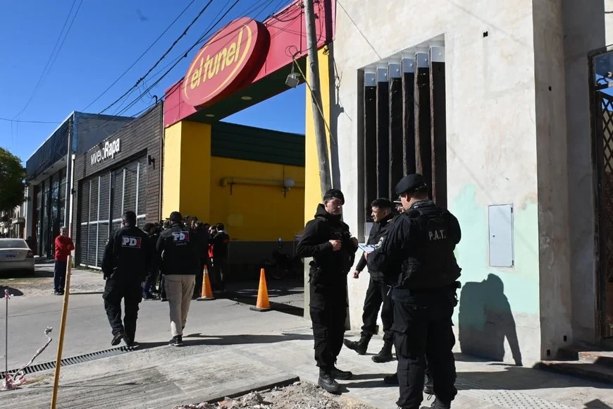 Hicieron tres boquetes y con explosivos volaron la caja fuerte de un supermercado en Santa Fe