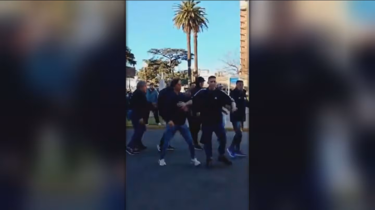 Empujones y trompadas entre militantes kirchneristas y de LLA en la previa del acto de Milei en Junín
