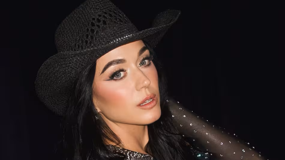 Katy Perry repartió empanadas entre sus fanáticos a la salida de una icónica parrilla porteña