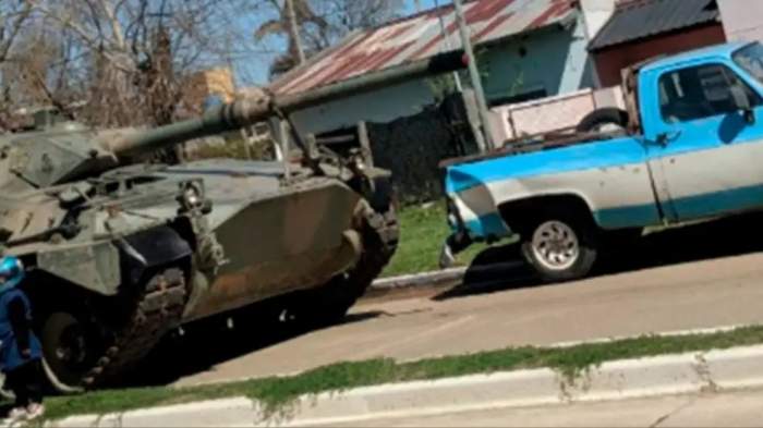 Tanque de guerra que venía a Corrientes chocó a una camioneta estacionada