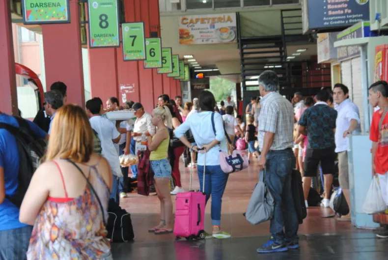 Demoras en el puente Belgrano generan retrasos de hasta dos horas en colectivos de larga distancia