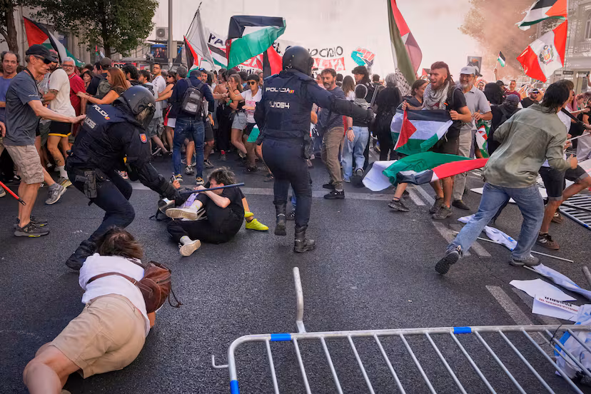 Los activistas en favor de Palestina toman las calles de Madrid e impiden el fin de la Vuelta a España