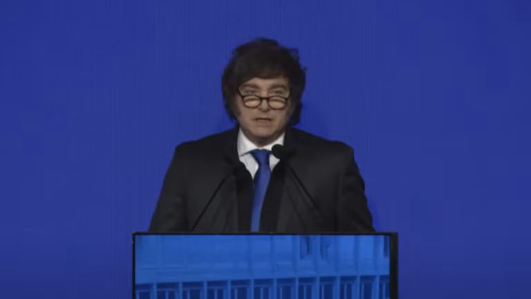 Milei en la Bolsa de Comercio de Córdoba: “La sociedad va a reflexionar y el 26 de octubre va a pintar de violeta al país”