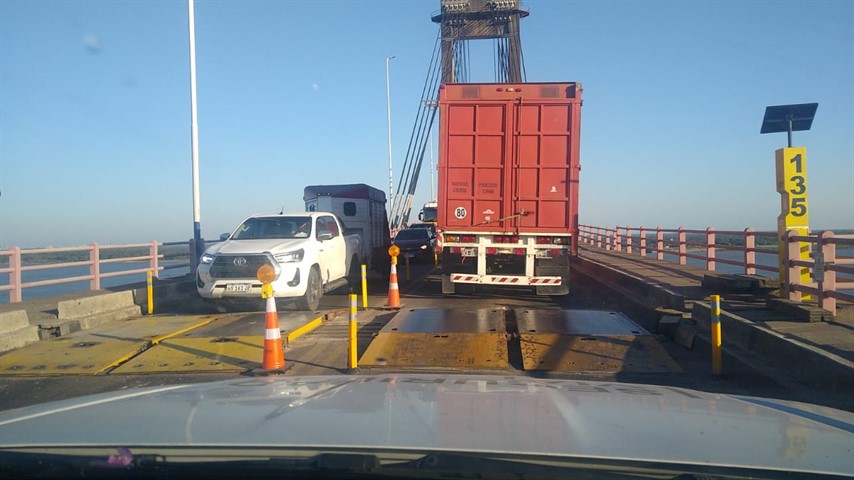 Tránsito lento en el Puente Belgrano: Una rampa provoca largas demoras