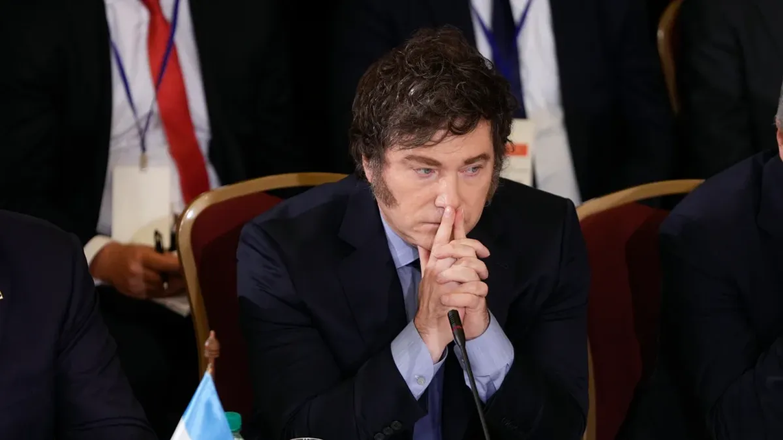 La imagen de Javier Milei cae a su nivel más bajo y crece el descontento social