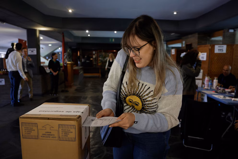 Por el huso horario dónde comenzó la votación  antes que en la Argentina