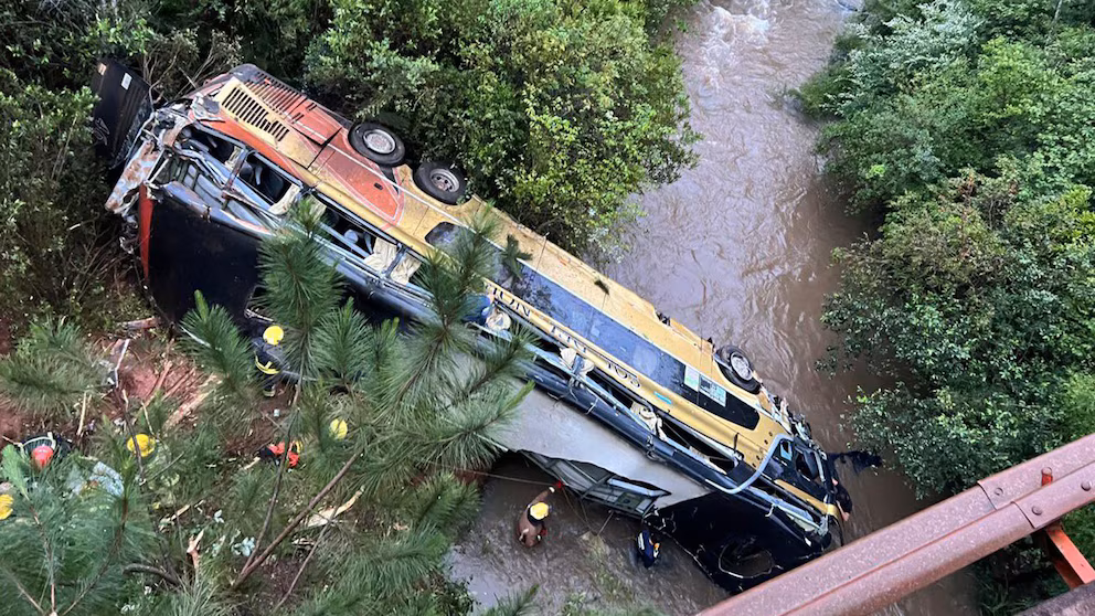 Tragedia en Misiones: un colectivo embistió a un auto, cayó a un arroyo y dejó al menos 2 muertos y 25 heridos