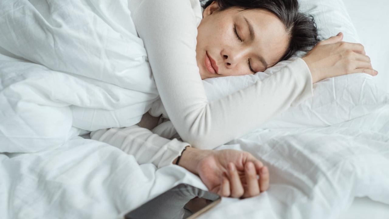 Salud: ¿Cuáles son los peligros ocultos de dormir con el celular al lado?