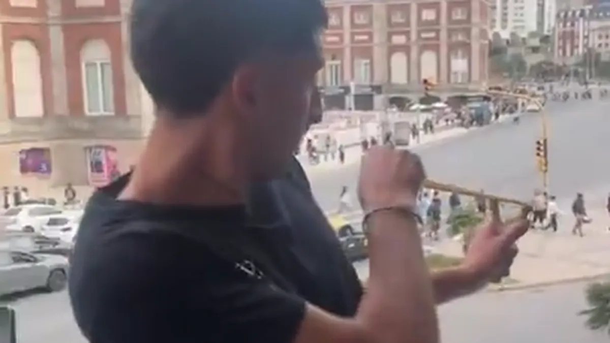 Mar del Plata insólito: turistas  se grabaron tirando piedras con una gomera a los peatones 