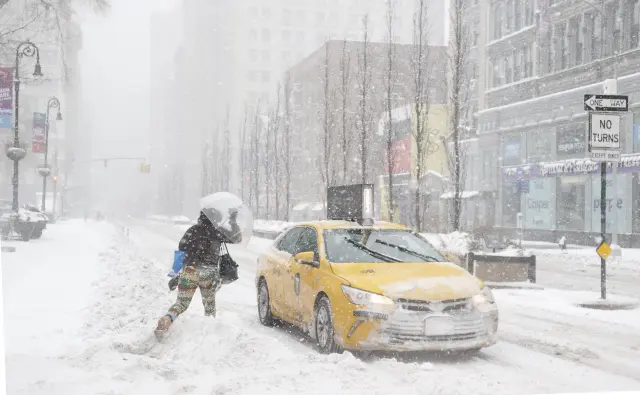 Nueva York declaró el estado de emergencia por una de las tormentas de nieve más intensas de su historia