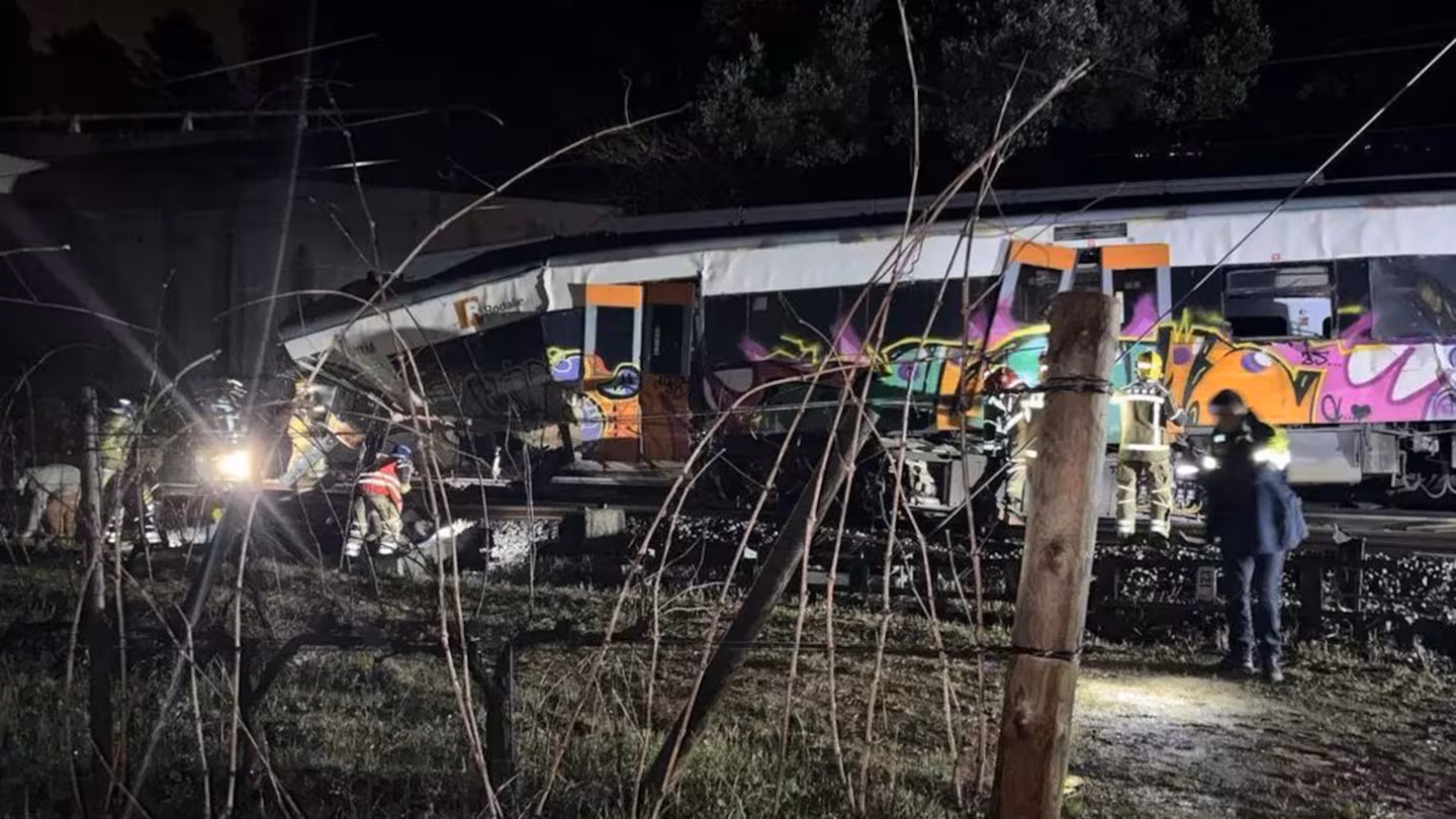 Descarrilaron dos trenes de Rodalies en Cataluña. Se registraron 20 heridos y un fallecido.